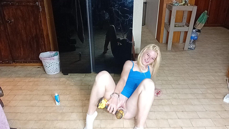 18blondteen: Une blonde sexy de 18 ans s’enfile un gode dans une...