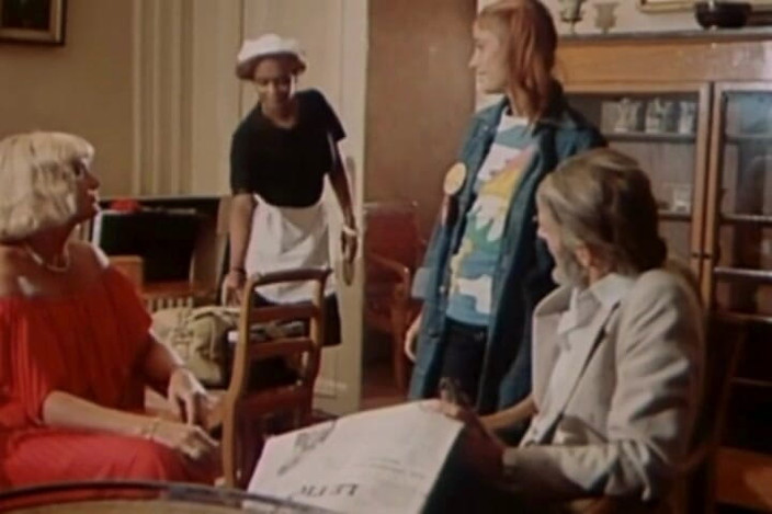 Java Consulting: 女仆与火辣的红发少女的热辣灌肠诱惑