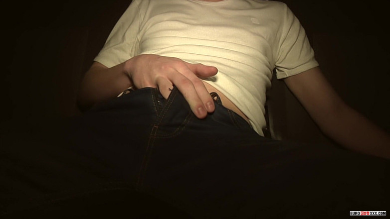 Euro boy xxx: Pompage de sperme avec le cinteau Olly