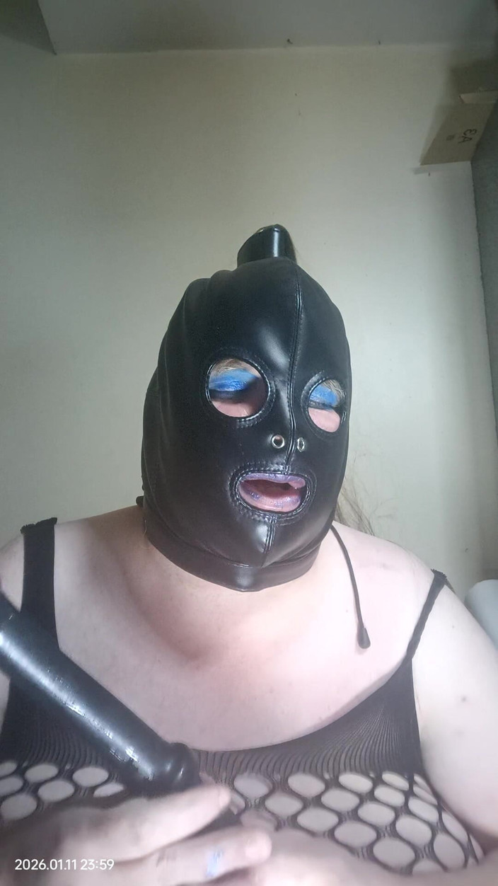 Stephanie-Nicole-TV: Grandota tv chupa consolador y golpea sus mejillas también