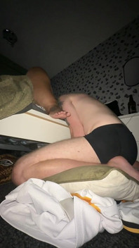 Cachonda dominadora esposa pone a su esposo esclavo de rodillas para que pueda adorar su coño