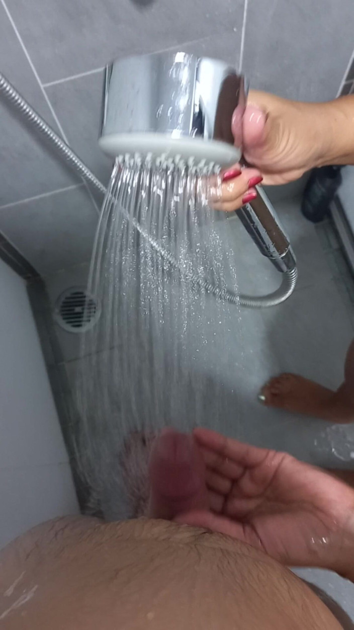Handjob Passion: 꼴리는 빨간 손톱 비누 샤워 핸잡