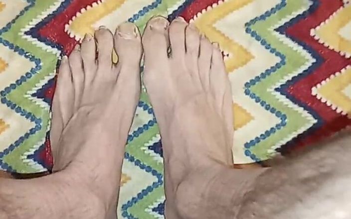 Douglas Barrywood: Manucure sur mes pieds de sorcière coquins