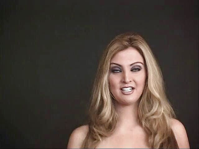 Dark Dungeon Secrets: Azgın yaşlı kız küçük memeli ateşli bir kızı BDSM seansı...