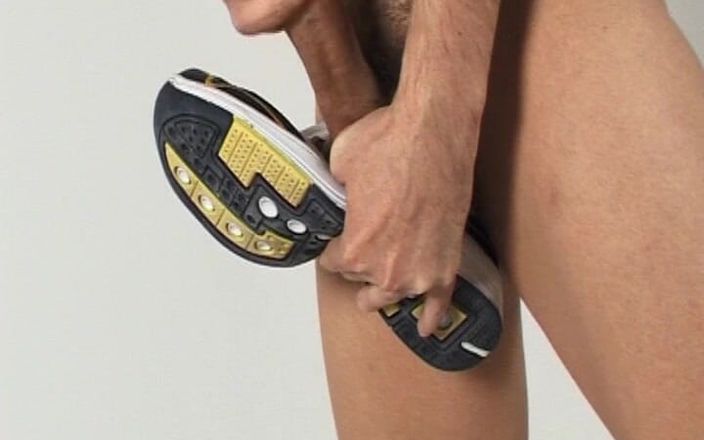 Euro Content Gay: Zayıf edepsiz adam kendi yarağını emmeyi seviyor