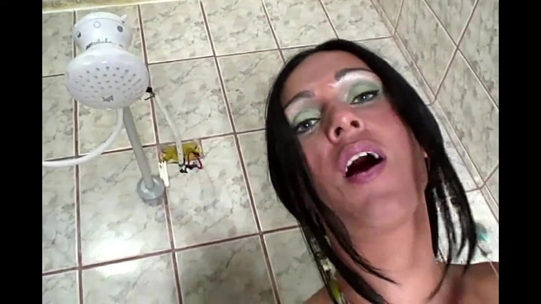 TRANS-ATLANTIC: Beautiful Busty Trans MILF masturbuje się wielki kutas z wibratorem...