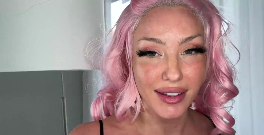 J-Mac: Pink, její děvka Mandy Waters je zpět pro některého z...