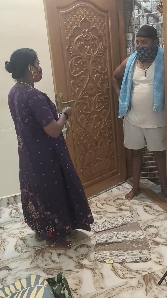 Thesana: L’homme à lait, la femme de ménage et le propriétaire