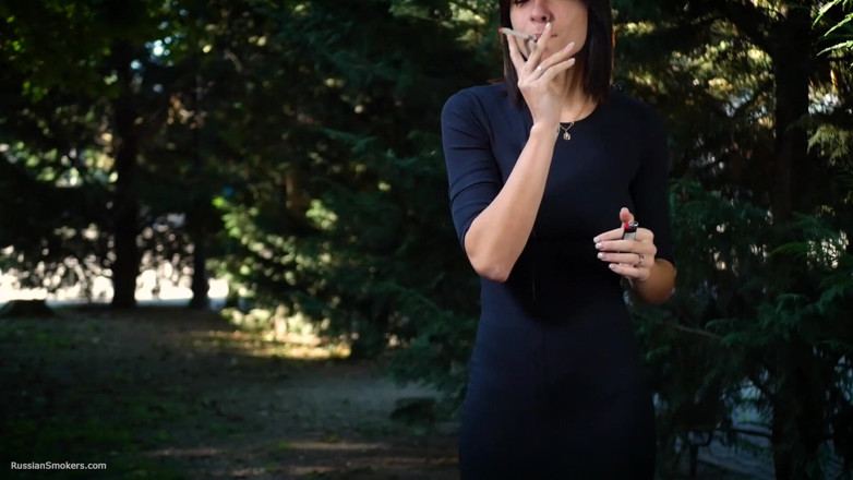 Russian Smokers: Si cantik Rusia manis merokok di alam semula jadi