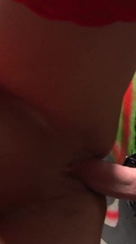 当她自慰时，鸡巴插入她的寻欢洞。