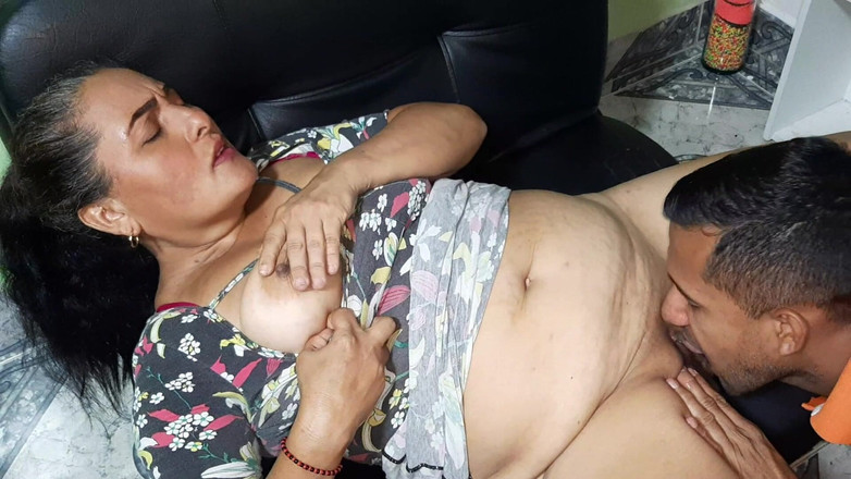 Javi: Widzę, że moja teściowa się masturbuje, i liżę jej dojrzałą cipkę