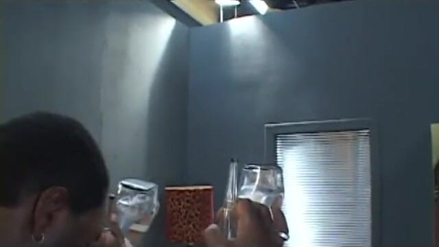 First Black Sexperience: Černý hřebec tvrdě šuká sexy holku po sání jeho obrovského ptáka