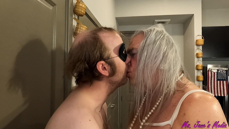 Ms Jane's Media: Ms. Jane seks anal sampai dicrot di dalam di dapur