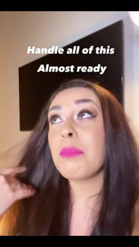 Şu anda özel videolar çekiyor