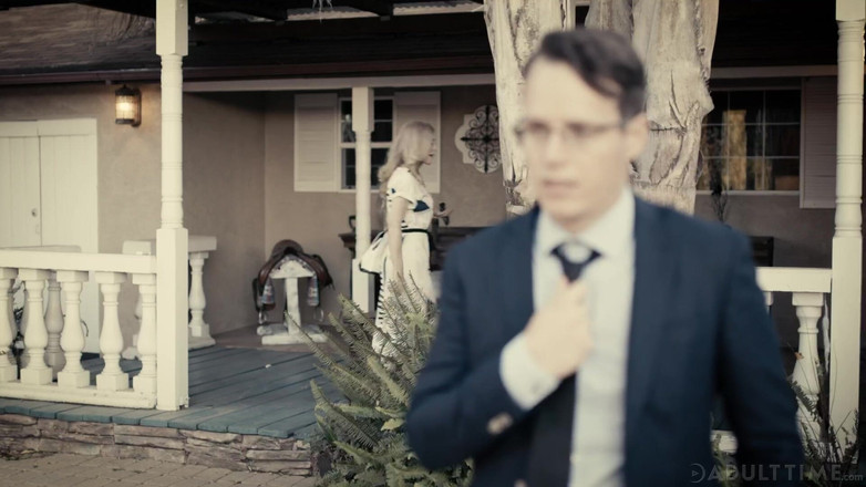 Adult Time: 大人の時間 - 彼はGILF教師のニーナ・ハートリーを家まで送り届け、妻が待っている間に彼女が彼と関係を持つ