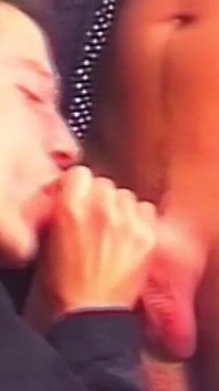 소파에서 벌거벗은 열정을 공유하는 두 명의 근육질 덩어리