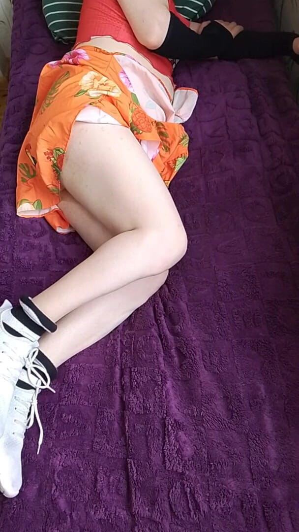 Kitty_Cross: Une femboy sexy au lit veut juste un bon partenaire à...