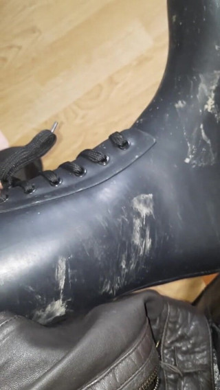 SinDee: Dirty rubberboots with leatherpants