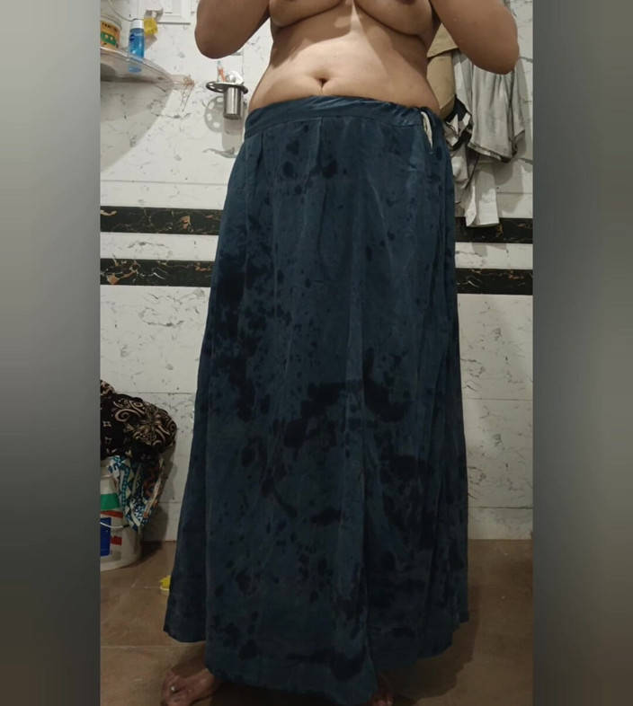 Priyahot77: Priya bhabi spettacolo al bagno con grandi tette
