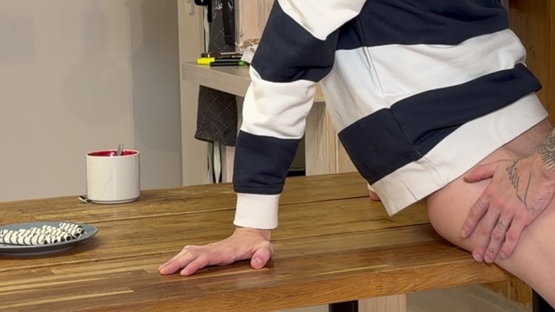 Ethan Lestray: 1부 큰 것을 입에 완전히 물고 앉았다