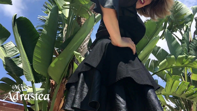 Miss Adrastea: Làm sạch nó, bú giày cao gót!