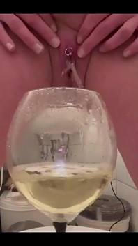 Plas in het glas en plas over mezelf en mijn grote tieten en beetje plagen uit mijn tepels