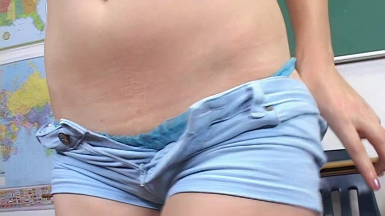 Oldschool X: MILF berambut coklat tersenyum sambil mengusap zakar berdenyut besar