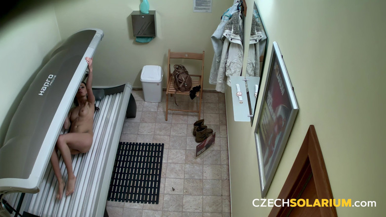 Czech Solarium: chek solaariyam 67: kaale baal vaali beb kapre utaarti hai aur...