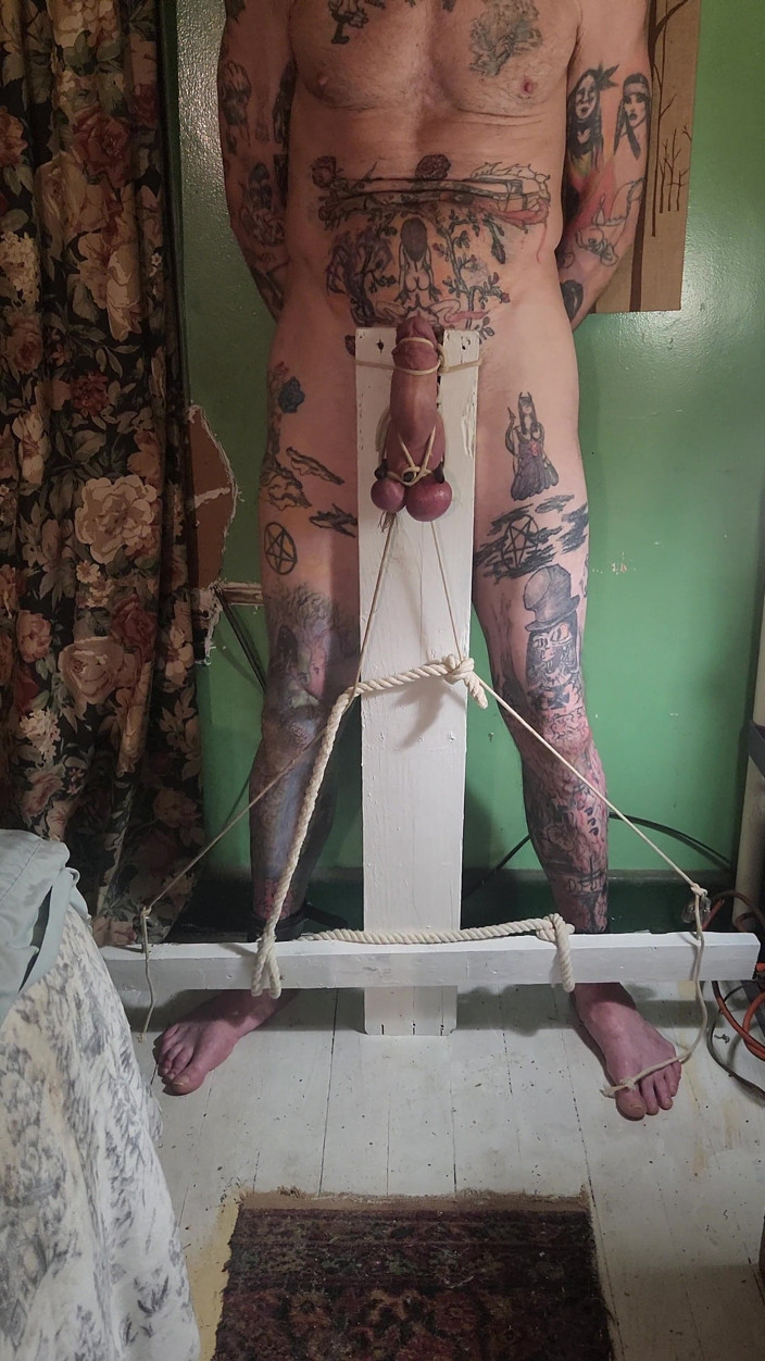 Goode Girl: Unhã1/4riges Crucifix-ballbusting
