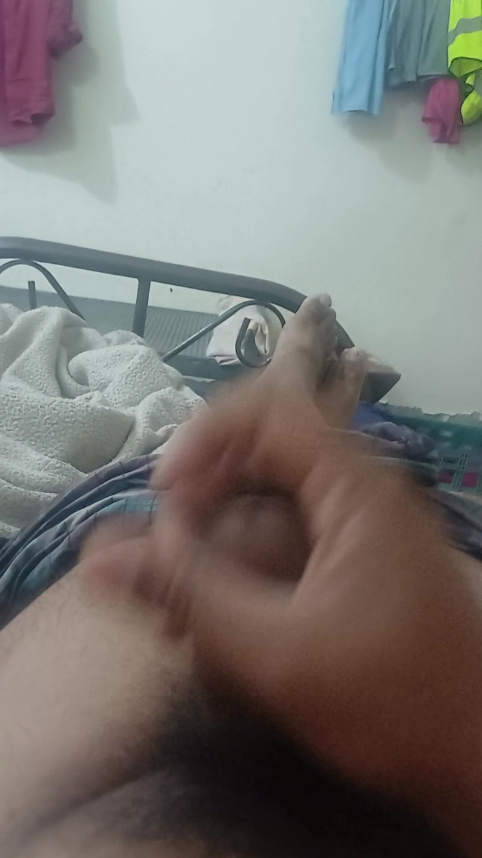 5Large: Bangladesi Chlapec Musterbate v jeho ložnici.