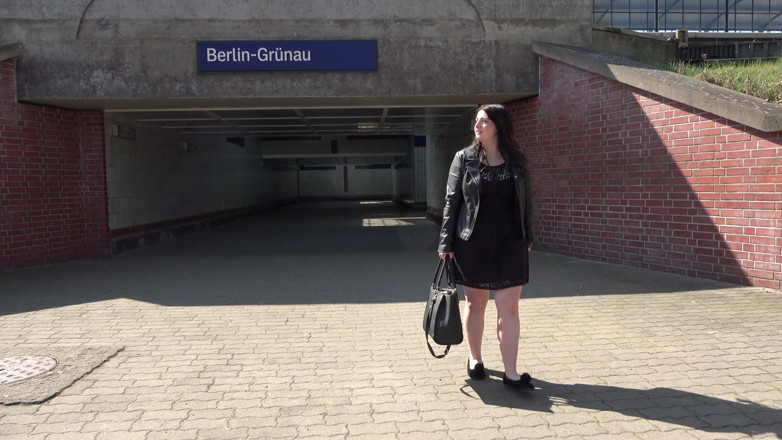 German amateur - 100% German hardcore videos: Cette grosse salope allemande adore pisser en public