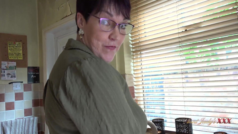 Aunt Judy's XXX: TanteJudysXXX - rondborstige 56-jarige huisvrouw Layla zuigt je pik in de keuken (pov)
