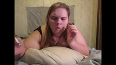 Fat House Wife: 肥胖丑陋的婊子通过她的鼻子抽烟！