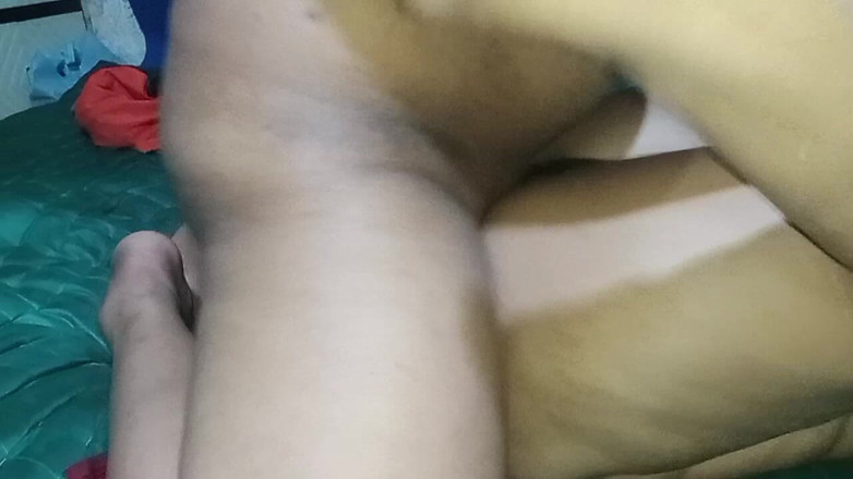 Babang endut: 女房东的阴户很难操，因为我没有勃起