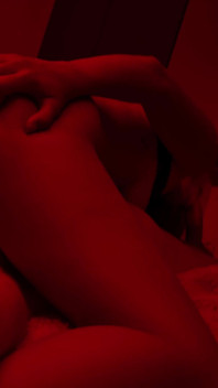 舐められ、セックスされる、夫の友人は満足の仕方を知っている