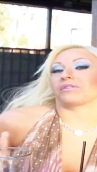 La milf bionda Candy Manson incontra un appuntamento di tinder e lo porta a casa
