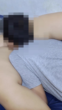 Madrasta pede para ajudá-la usando um vibrador, mas eu não posso me opor a gozar dentro dela - Minokiiko