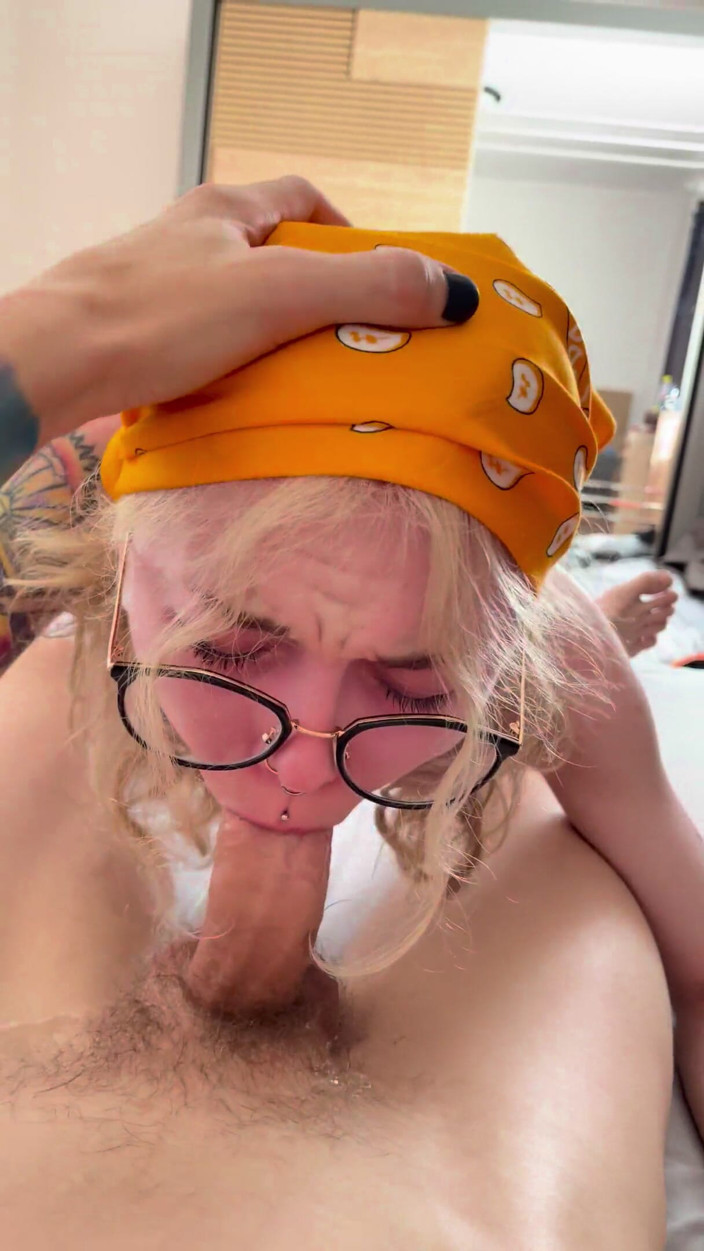 Karneli Bandi: Fast morning blowjob with cumshot on my glasses
