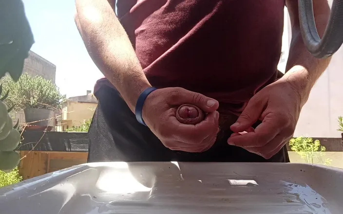 Kinky Guy: Outdoor Summer Pee