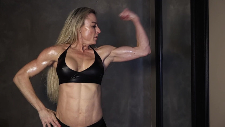 Gianna: Kas tanrıçası yağlanıyor, esnek ve sonunda Dumbell'i sikiyor