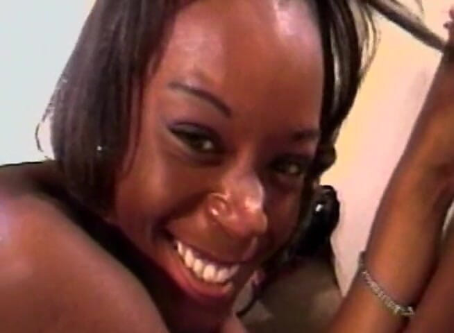 Dark Extreme: Sexy garota negra cavalga e chupa um pau branco