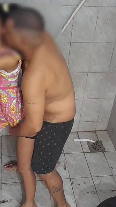 Bebes vagabundas: Hijastra con un culo hermoso y grande agradece a su...