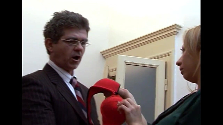 Vintage megastore: Гаряча італійська матуся в чорних панчохах спокушає зрілого чоловіка для траха