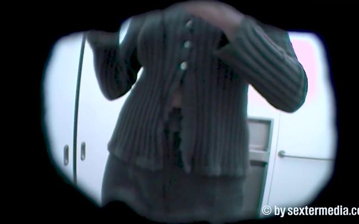 Viewer cam by Sextermedia: Anna s’enfile un gros gode dans les toilettes