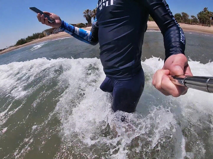 Cool Body: Surfař je vztyčen v jeho Lycrě pro potěšení lidu