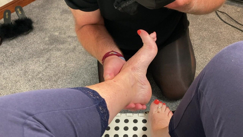 Mr MF: Bàn chân trưởng thành của bà cho phép chàng trai...