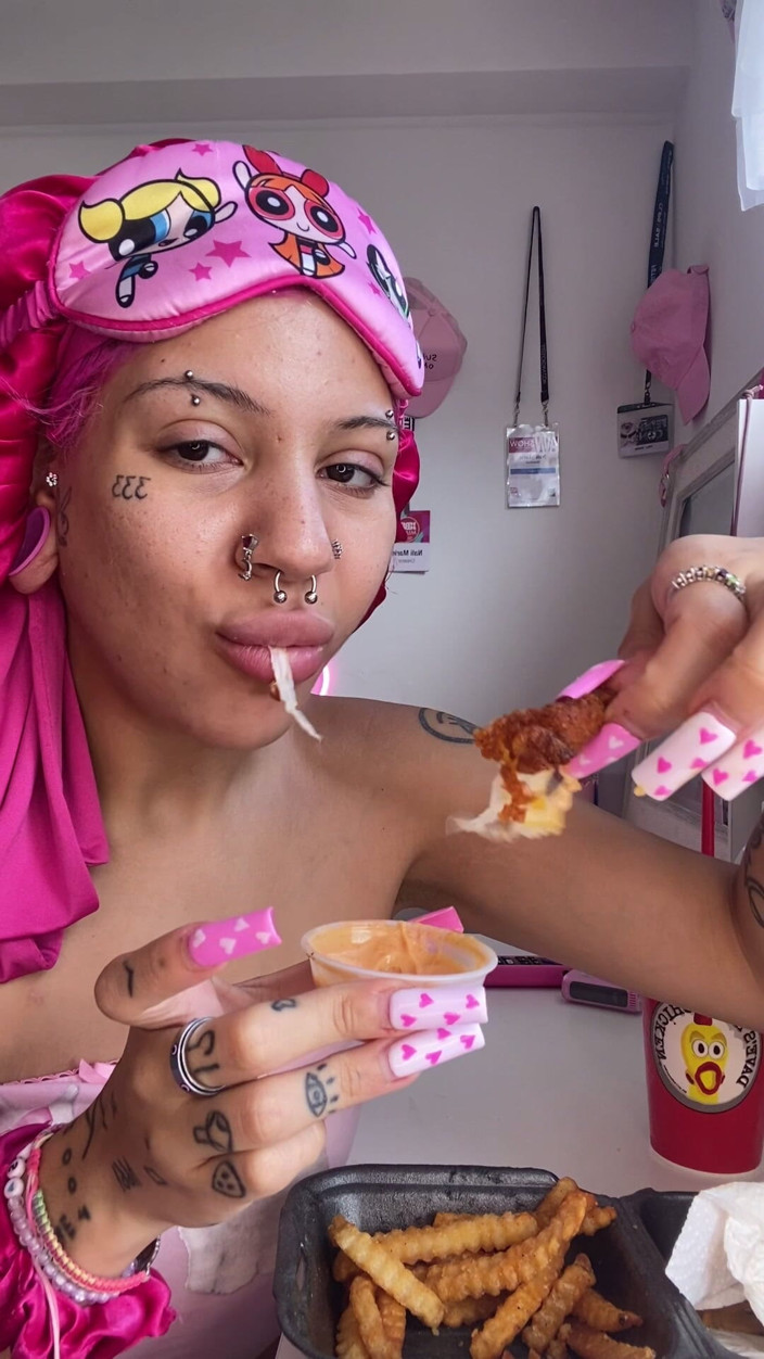 Nali Marie: Sploshing jedzenie twarzą w twarz przejadanie się Mukbang Jedzenie gorącej żywności...