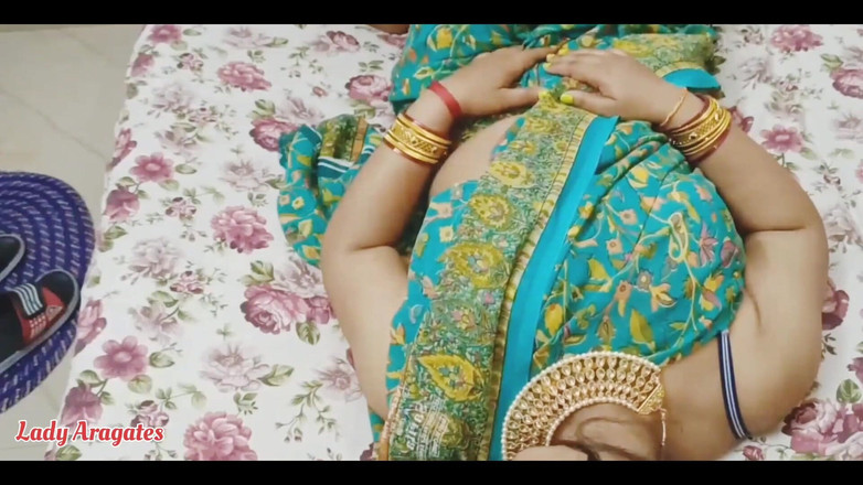 Hotty Jiya Sharmaa: Al mattino presto cazzo la mia cameriera in cucina quando...