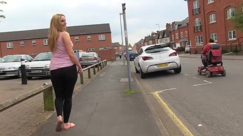 German amateur - 100% German hardcore videos: Loira milf britânica mijando ao ar livre