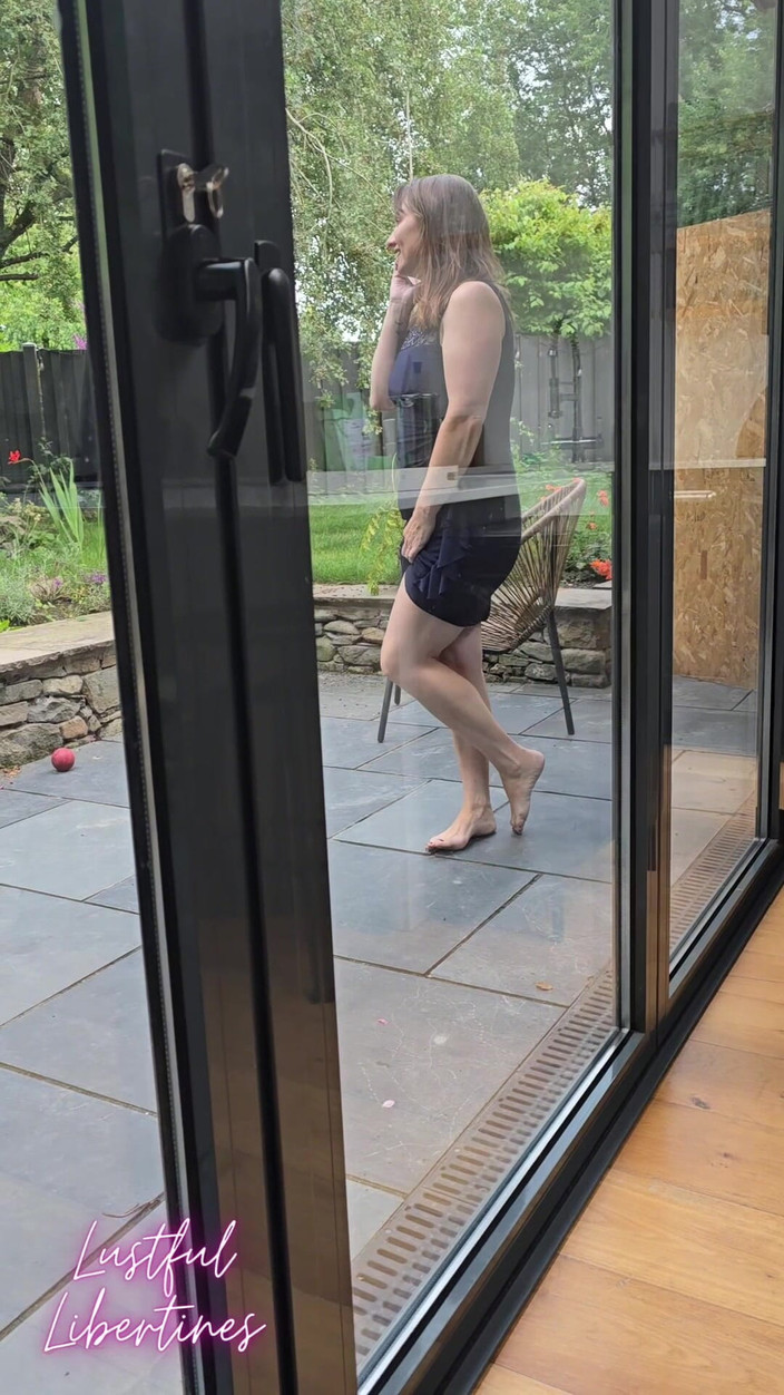 Lustful Libertines: La Désespoir De Pipi Te Taquine Avec Un Pipi Sournois...